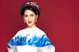 Anh Thư mặc áo dài họa tiết sóng biển