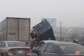 Hiện trường 3 xe container đâm liên hoàn, cắm đầu xuống cầu Thanh Trì