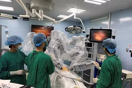 Lần đầu tiên dùng robot phẫu thuật ung thư dạ dày