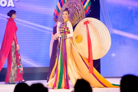 Á hậu Lệ Hằng lần đầu trình diễn tác phẩm áo dài "Hồn Việt"