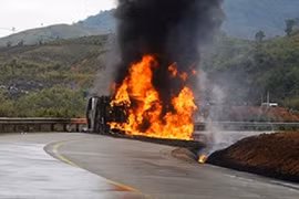 Xe bồn cháy trên đường Hồ Chí Minh