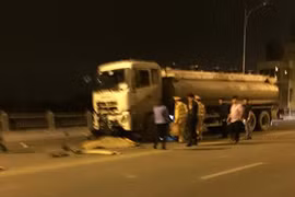 3 thanh niên không đội mũ bảo hiểm đi xe máy tông thẳng vào xe bồn