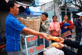Bán đậu phộng dạo mua bánh mì cho người nghèo