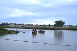 Hai cháu nhỏ chèo ghe ra sông lớn tắm bị chết đuối