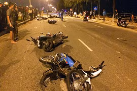 8 xe máy tông nhau, ít nhất 5 người bị thương