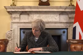 Thủ tướng Anh ký thư chính thức khởi động Brexit