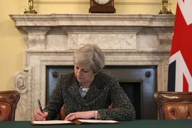 Thủ tướng Anh ký thư chính thức khởi động Brexit