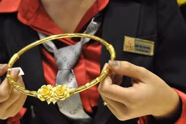 Giá vàng hôm nay 6-3: Vàng chìm sâu, ôm tiền chờ thời