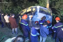 Xe khách đâm gẫy rào chắn lao xuống vực sâu 50 mét ở Lào Cai