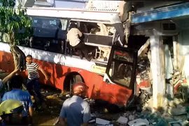 Ôtô giường nằm lao vào nhà dân ở Lâm Đồng do chạy lấn làn