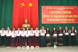 Thường trực HĐND huyện Chư Prông đối thoại với trẻ em