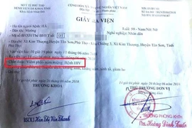 Nữ bệnh nhân bỗng dưng nhiễm HIV, cả bản Mường 'kéo nhau' đi xét nghiệm