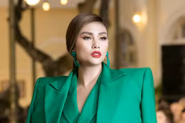 Võ Hoàng Yến ấn tượng với mốt vest vai ngang