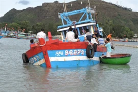 Một tàu cá ngư dân Quảng Ngãi gặp nạn chìm trên biển