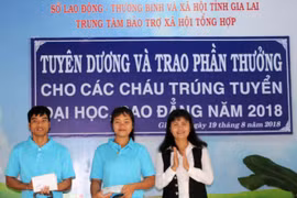 Tuyên dương và trao thưởng cho các cháu mồ côi