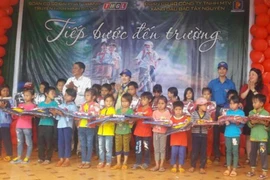 Tiếp bước đến trường cho học sinh vùng khó