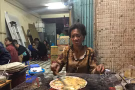 Bánh tráng nướng 'bà khùng' 20 năm ở Đà Lạt khiến người người mê tít