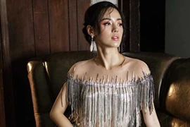 Khánh Linh The Face hoá quý cô đẹp mong manh trong BST của Đỗ Long