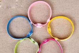 Cẩn trọng khi cho trẻ đeo vòng tay chống muỗi