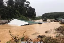 Mưa lũ cô lập 3 xã ở Kon Tum, hàng chục căn nhà ngập nước