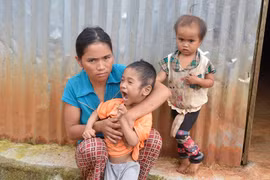 Nhà nghèo, con lại bị bại não