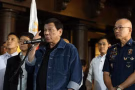 Ông Duterte triệu tập, dọa xử 102 cảnh sát trước truyền thông