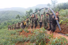 Bộ đội giúp dân đưa nước sạch về làng