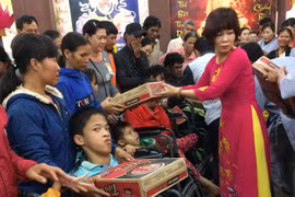 Chùa Mỹ Thạch tặng 50 suất quà cho nạn nhân chất độc da cam