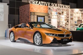 Siêu xe hybrid BMW i8 Roadster hiếm hoi đến châu Á