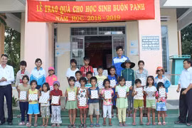 Tặng 1.200 cuốn vở, 172 áo trắng cho học sinh Buôn Panh