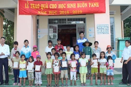 Tặng 1.200 cuốn vở, 172 áo trắng cho học sinh Buôn Panh