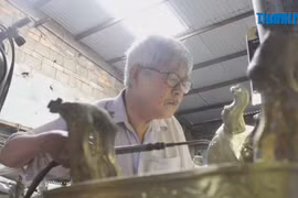 Nghệ nhân 60 năm gắn bó nghề đúc đồng