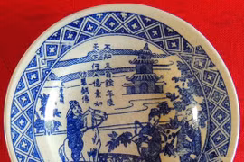 Sưu tầm được đĩa sứ quý minh họa cảnh chị em Thúy Kiều du xuân