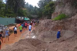 Vỡ mộng "cơn lốc vàng đen" titan (*): Tan hoang thắng cảnh