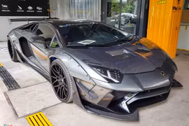 Siêu xe Lamborghini Aventador độ thân rộng chính hãng đầu tiên VN