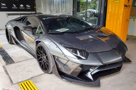 Siêu xe Lamborghini Aventador độ thân rộng chính hãng đầu tiên VN