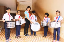 Những giáo viên mang khăn quàng đỏ