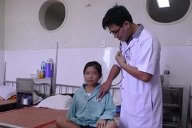 Bé gái mắc chứng mồ hôi máu cực hiếm