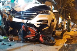 Ô tô lao vỉa hè gây tai nạn kinh hoàng, 6 người thương vong