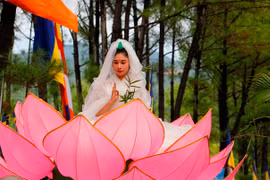 Núi Tứ Tượng chật kín phật tử đi trẩy hội Quán Thế Âm