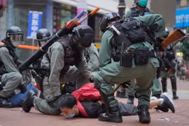 Dọa Hong Kong, Bắc Kinh vẫn lo