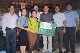 Thăm, tặng quà gia đình nạn nhân vụ sập công trình tại Đồng Nai