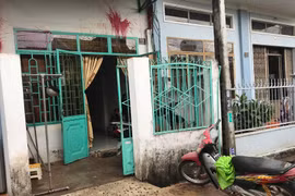 Điều tra vụ ném chất bẩn vào nhà dân