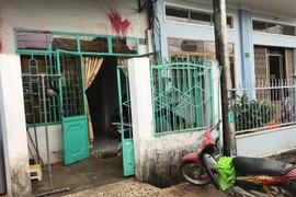 Điều tra vụ ném chất bẩn vào nhà dân