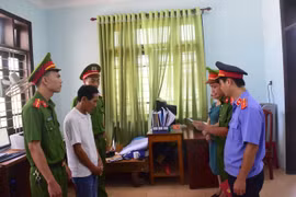 Bị chồng truy sát, vợ rơi từ tầng 2