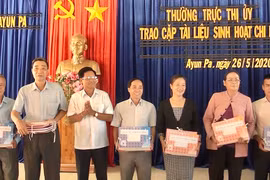 Ayun Pa: Trao cặp tài liệu sinh hoạt chi bộ