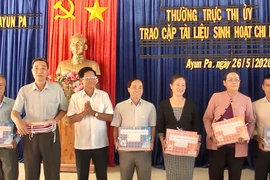Ayun Pa: Trao cặp tài liệu sinh hoạt chi bộ