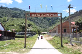 Nông thôn mới hiện hữu ở "ốc đảo" Kon Pne
