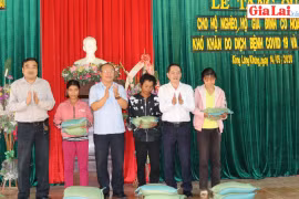 Tặng 1 tấn gạo cho hộ nghèo ở xã Kông Lơng Khơng