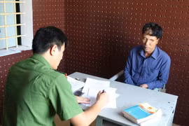 "Tú ông" điều 4 "chân dài" bán dâm cho khách giá 500.000 đồng/lượt, bị khởi tố